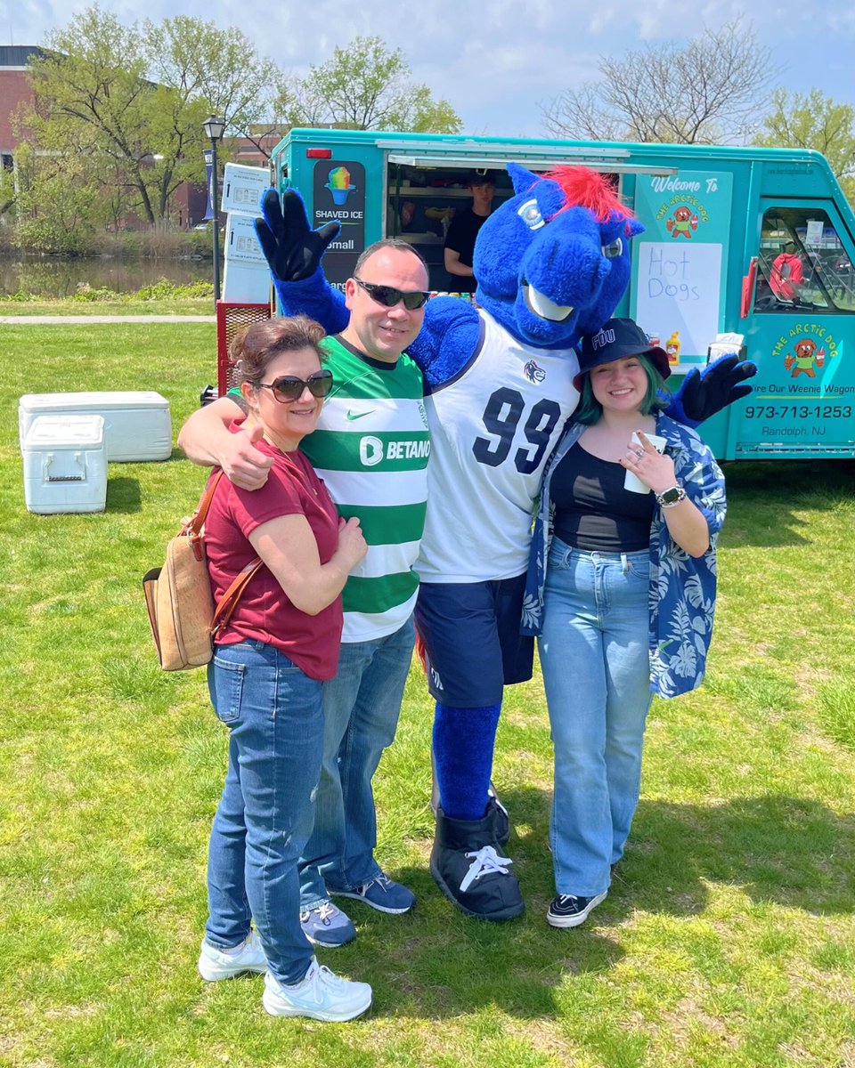 What's your fave dish to get when you see a food truck? 🌮🌭 Tell us in the replies!
