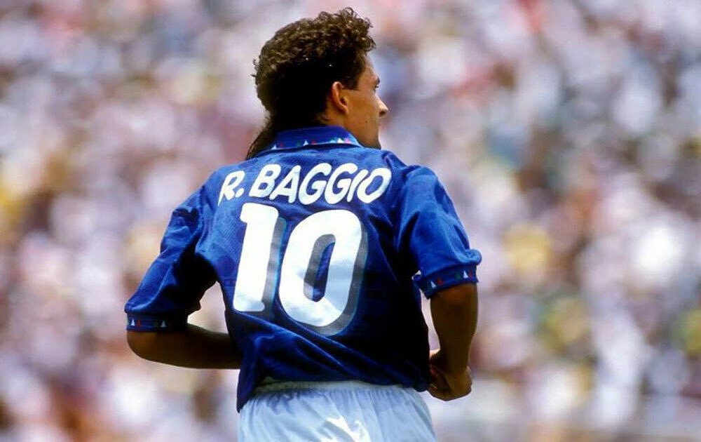 pisto_gol's tweet photo. Da quando si è ritirato dal calcio giocato, di #RobyBaggio si è sentito e visto poco. Il suo storico manager , #VittorioPetrone pensava infatti-a mio avviso correttamente- che una leggenda come lui potesse rimanere tale solo attraverso la sottrazione-un po’ come #Mina e #Celentano, che sono spariti e quando riappaiono fanno il botto. Per questo ne centellinava le apparizioni, contribuendo a ingigantire la sua figura. Da quando dell’immagine di #RBaggio si occupa sua figlia, #Valentina, i social sono pieni di immagini di anziani signori, capelli bianchi e leggera pinguitudine, che ci mostrano #Baggio&C in #Usa, a #Dubai, ovunque. Sono sincero: mi mettono tristezza. Il #Baggio che ricordo è il fuoriclasse che incendiava gli stadi, il Pallone d’Oro, il Campione che trascinava le sue squadre. Quel #Baggio è eterno, e non ha bisogno di replicare ovunque la sua leggenda 🥲