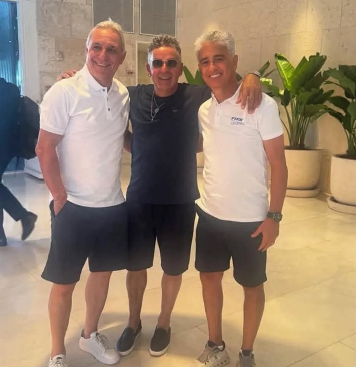 pisto_gol's tweet photo. Da quando si è ritirato dal calcio giocato, di #RobyBaggio si è sentito e visto poco. Il suo storico manager , #VittorioPetrone pensava infatti-a mio avviso correttamente- che una leggenda come lui potesse rimanere tale solo attraverso la sottrazione-un po’ come #Mina e #Celentano, che sono spariti e quando riappaiono fanno il botto. Per questo ne centellinava le apparizioni, contribuendo a ingigantire la sua figura. Da quando dell’immagine di #RBaggio si occupa sua figlia, #Valentina, i social sono pieni di immagini di anziani signori, capelli bianchi e leggera pinguitudine, che ci mostrano #Baggio&C in #Usa, a #Dubai, ovunque. Sono sincero: mi mettono tristezza. Il #Baggio che ricordo è il fuoriclasse che incendiava gli stadi, il Pallone d’Oro, il Campione che trascinava le sue squadre. Quel #Baggio è eterno, e non ha bisogno di replicare ovunque la sua leggenda 🥲