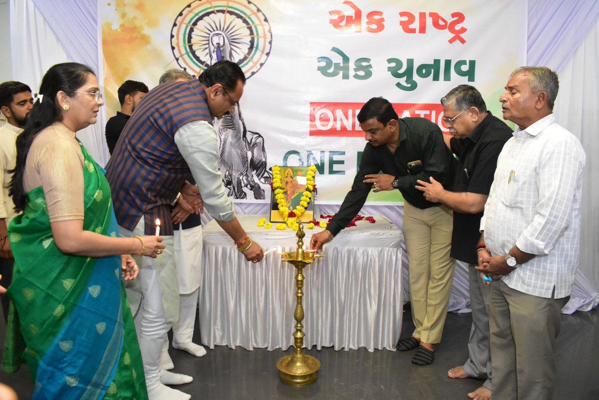 jitu_vaghani's tweet photo. "એક રાષ્ટ્ર, એક ચૂંટણી" એ માત્ર સંકલ્પ નહીં, દેશના લોકતંત્રને મજબૂતી આપતી સશક્ત દિશા છે. 🇮🇳

આજરોજ 104-ભાવનગર પૂર્વ વિધાનસભાના ધારાસભ્યશ્રી @sejalrpandyamla ની આગેવાનીમાં લોક જાગૃતિના હેતુથી "પ્રબુદ્ધ નાગરિક સંમેલન" યોજાયું; જેમાં પ્રવક્તા 
તરીકે પોરબંદર વિધાનસભાના ધારાસભ્ય શ્રી @arjunmodhwadia એ પ્રતિભાશાળી નાગરિકો સાથે વિચારવિમર્શ કર્યો.

આ સંકલ્પ માનનીય વડાપ્રધાન શ્રી @narendramodi જીના વિકસિત ભારત @ 2047ના દૃષ્ટિકોણને સમર્થન આપે છે – જ્યાં સમસ્ત દેશ એકસાથે મતદાન દ્વારા વધુ સુદૃઢ, સમર્થ અને સ્થિર શાસન તરફ આગળ વધશે.

"એક રાષ્ટ્ર, એક ચૂંટણી" થી
➤ વારંવારની ચૂંટણીથી થતો વિલંબ અને ખર્ચ બચશે.
➤ નીતિગત સતતતા અને શાસનવ્યવસ્થા વધુ પ્રભાવશાળી બનશે.
➤ દેશના આર્થિક સંસાધનોનો શ્રેષ્ઠ ઉપયોગ શક્ય બનશે.
➤ આ દ્રઢ નિર્ણય ભારતીય લોકશાહીને વધુ સુવ્યવસ્થિત બનાવશે.

આ પ્રબુદ્ધ નાગરિક સંમેલનમાં શહેર અધ્યક્ષ શ્રી કુમારભાઈ શાહ, પૂર્વ પ્રદેશ અધ્યક્ષ અને પૂર્વ સાંસદ શ્રી રાજેન્દ્રસિંહ રાણા, મેયર શ્રી ભરતભાઈ બારડ, પૂર્વ શહેર અધ્યક્ષ શ્રી રાજીવભાઈ પંડ્યા સહિત સ્થાનિક સંગઠનના હોદ્દેદારો, પદાધિકારીઓ, સામાજિક આગેવાનો અને મોટી સંખ્યામાં પ્રબુદ્ધ નાગરિકો અને કાર્યકરો ઉપસ્થિત રહ્યા. 

#OneNationOneElection
#Bhavnagar