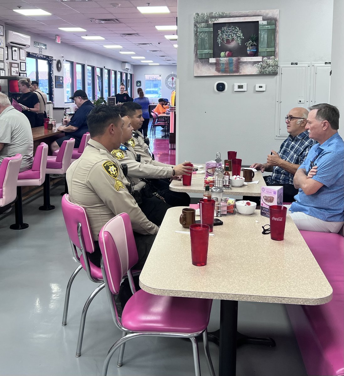 LVMPDSCAC's tweet image. 🍽️Everyone always leaves happy and full after our Coffee with a Cop at Vickie's Diner.