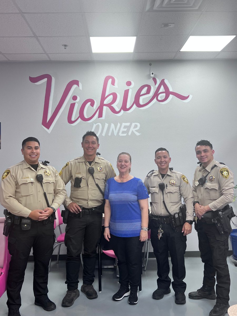 LVMPDSCAC's tweet image. 🍽️Everyone always leaves happy and full after our Coffee with a Cop at Vickie's Diner.