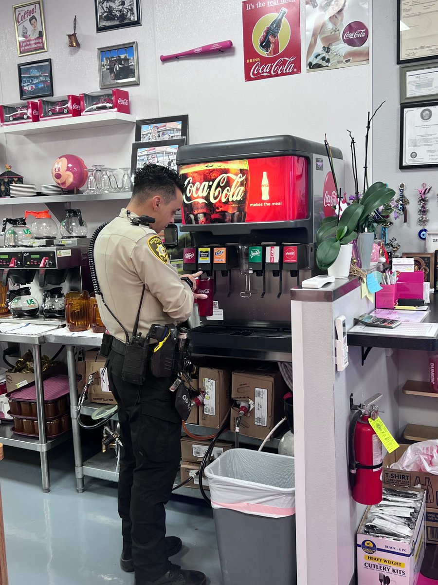 LVMPDSCAC's tweet image. 🍽️Everyone always leaves happy and full after our Coffee with a Cop at Vickie's Diner.