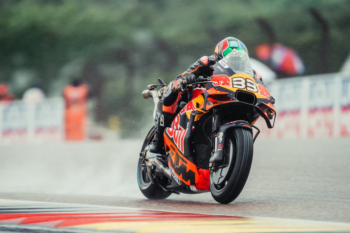 Brad Binder (@bradbinder_33) on Twitter photo Woke up to rain and thought we were in for some chaos.
Qualified p10 and finished p6 in the sprint 👊 Some good points and feeling more consistent again but just need to find a bit more speed for Sunday 🤘🇿🇦 <a href="/KTM_Racing/">RED BULL KTM FACTORY RACING</a> Woke up to rain and thought we were in for some chaos.
Qualified p10 and finished p6 in the sprint 👊 Some good points and feeling more consistent again but just need to find a bit more speed for Sunday 🤘🇿🇦 <a href="/KTM_Racing/">RED BULL KTM FACTORY RACING</a>