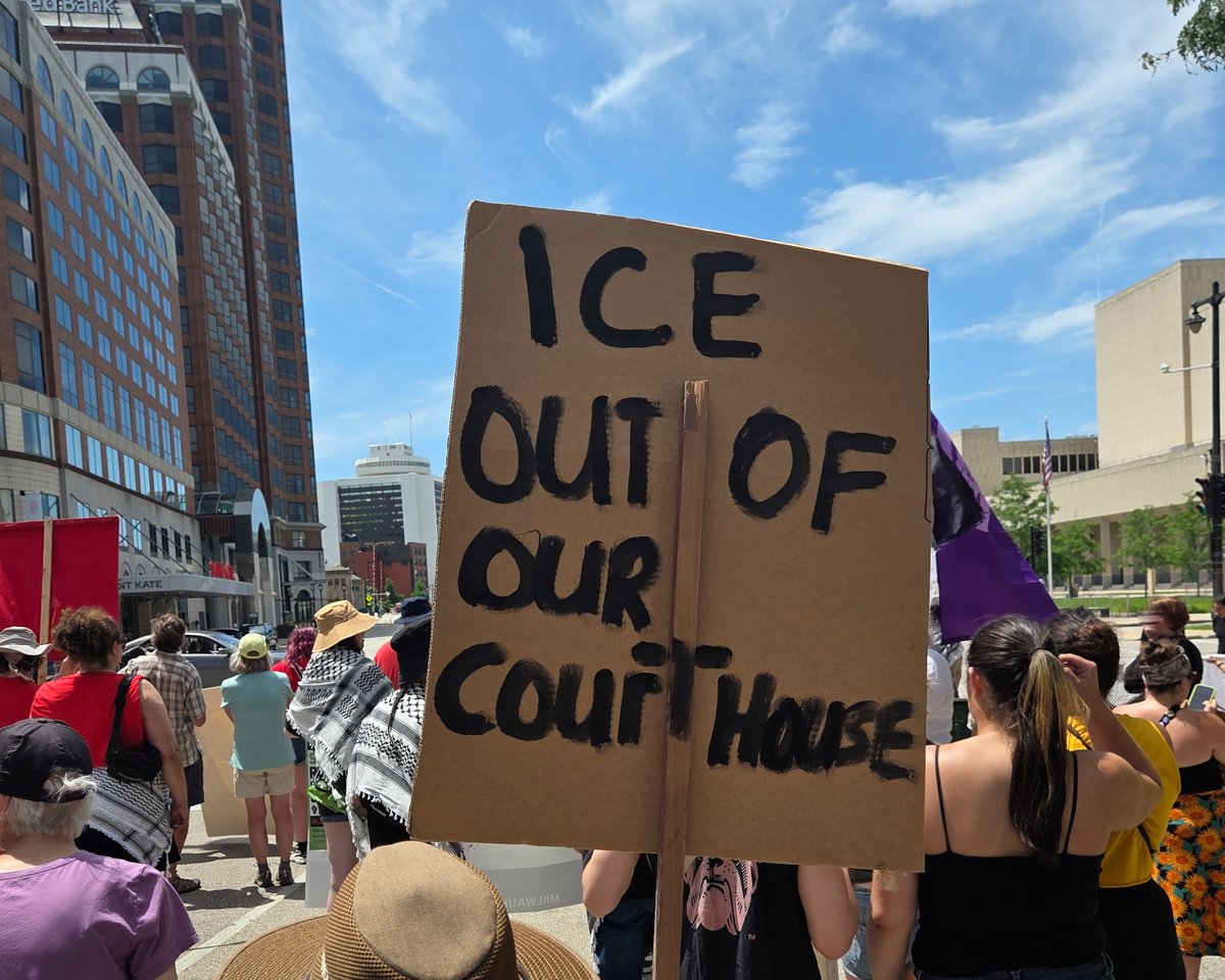 ACLUofWisconsin's tweet image. Milwaukee wants ICE out of our courts — and we agree. Due process is our right.
We posted Know Your Rights information in the Milwaukee County Courthouse and will be sending the posters to courts around the state.
Know Your Rights: aclu-wi.org/en/know-your-r…
