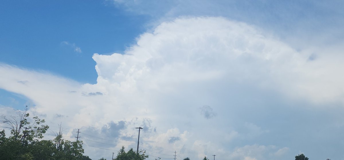JakeNea2's tweet image. Keeping an eye on a few storms approaching the western suburbs of Detroit. Chase mode on stand-by. @PappenheimWx #miwx