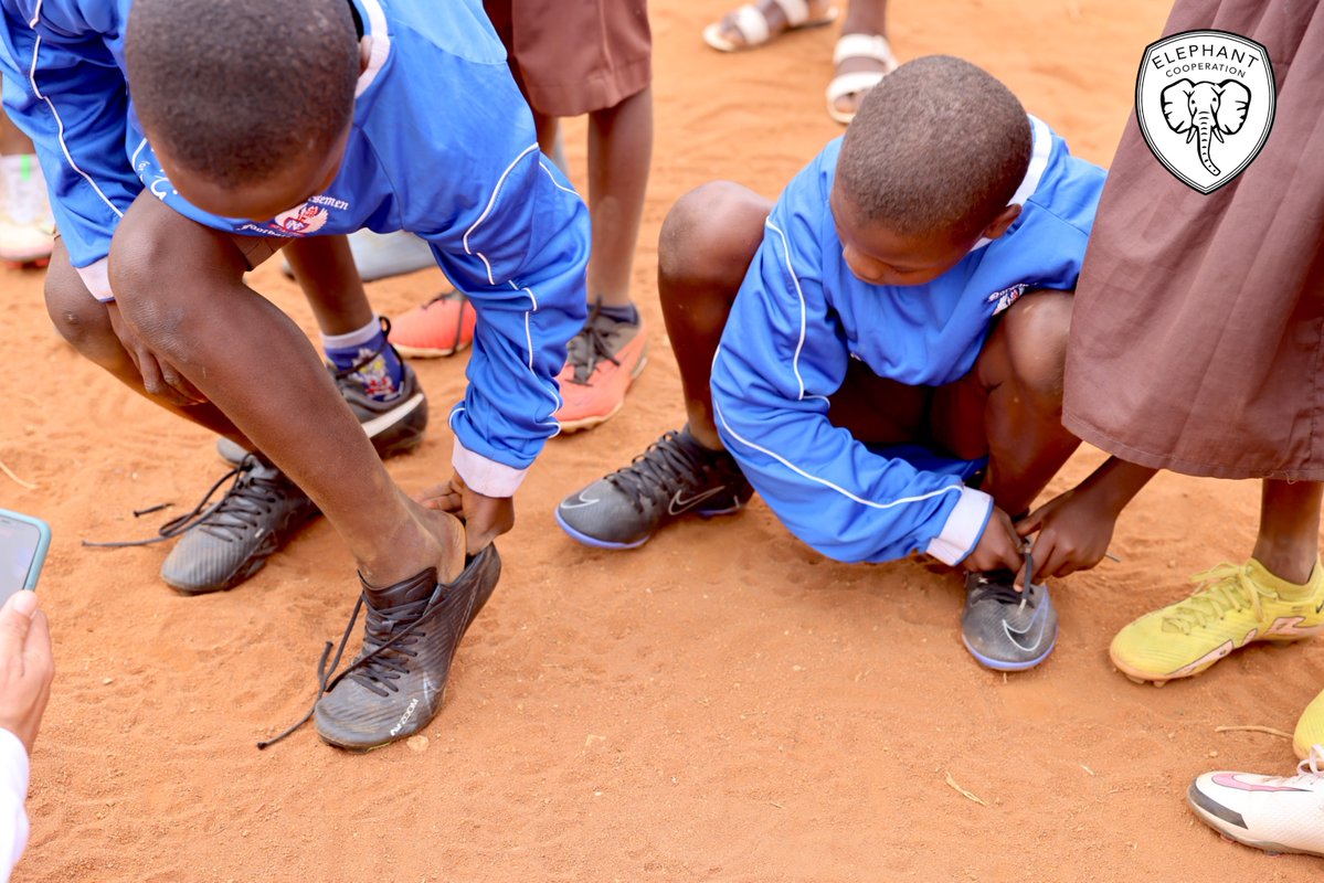 ElephantCoop's tweet image. 🐘⚽ In June, Elephant Cooperation, Wildlife Works &
Charity Boots delivered 500 soccer kits to students in Kenya’s Kasigau region.
Sport + education = stronger communities & wildlife protection. 🧡👟
@charityboots
@WildlifeWorks
@alexeirojass
@Fejiri__
#ElephantCooperation