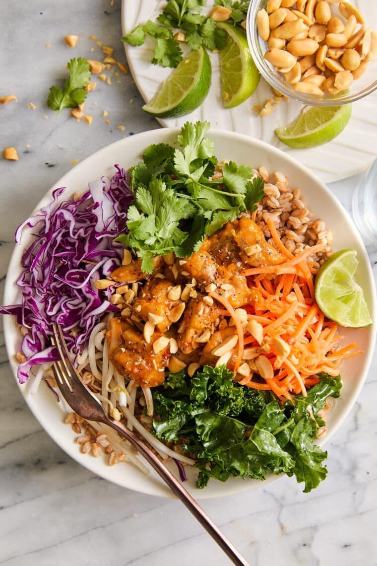 UPDATED RECIPE 🌟 THAI CHICKEN BUDDHA BOWLS! So customizable and great for meal prep. Packed with whole grains, rainbow veggies and a crave-worthy oh-so-dreamy, velvety peanut sauce - healthy, hearty and packed full of flavor!

damndelicious.net/2018/01/04/tha…