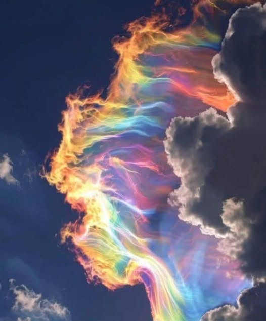 Shining Science (@shiningscience) on Twitter photo 😍Rare circumhorizontal arc (also known as fire rainbow) caused by small water droplets individually scattering light.😮 😍Rare circumhorizontal arc (also known as fire rainbow) caused by small water droplets individually scattering light.😮
