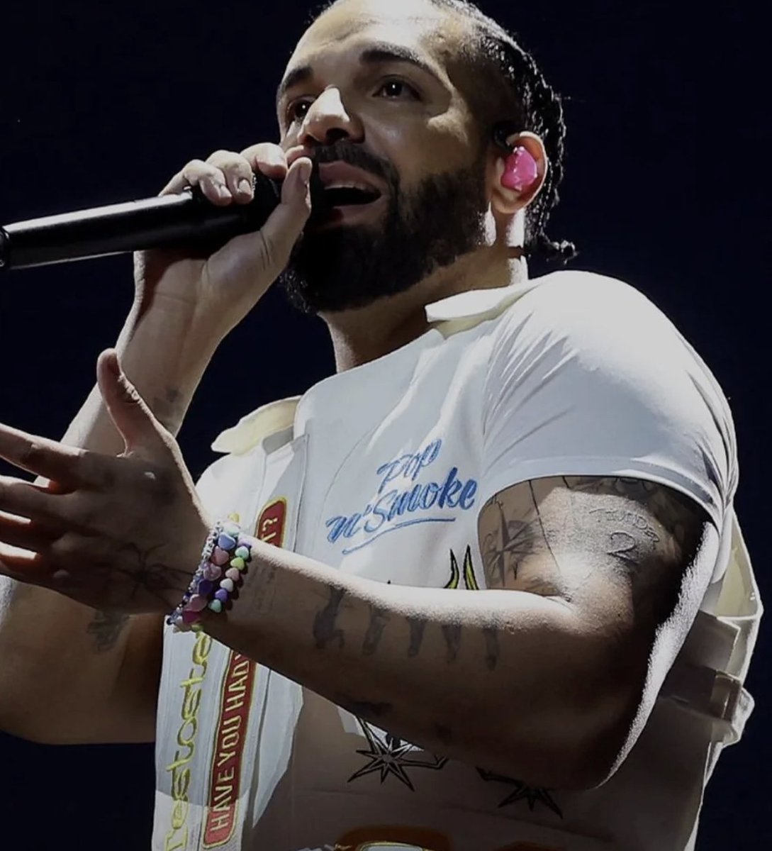 I hope that with Drake's tattoo coverup, people see that he is the fake friend, because if I were SGA, in no way would I be flattered. A friend to all is WHAT?

Also, Drake is the one who forms these scary attachments to men without their permission and then raps about it.