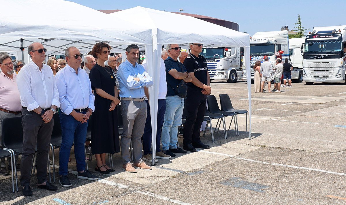 Subdelegación del Gobierno en Palencia (@palencia_gob) on Twitter photo El subdelegado del Gobierno, <a href="/amg385/">🇪🇸 Angel D. Miguel 🇪🇺🏳️🌈♥️🇺🇦</a>, asiste a los actos que se celebran hoy sábado por la Festividad del Patrón de los transportistas, "San Cristóbal"
La ceremonia ha tenido lugar en la explanada de Campos Góticos de #Palencia El subdelegado del Gobierno, <a href="/amg385/">🇪🇸 Angel D. Miguel 🇪🇺🏳️🌈♥️🇺🇦</a>, asiste a los actos que se celebran hoy sábado por la Festividad del Patrón de los transportistas, "San Cristóbal"
La ceremonia ha tenido lugar en la explanada de Campos Góticos de #Palencia