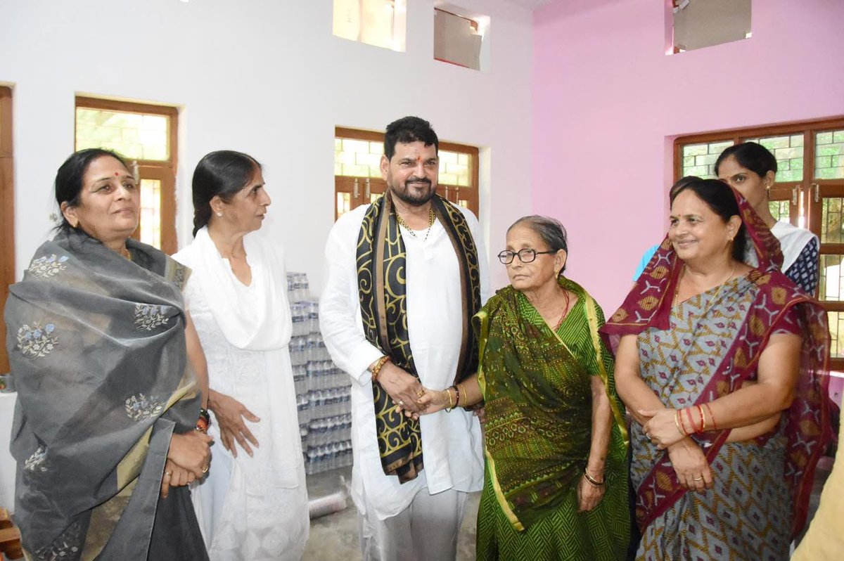 आज जनपद गोंडा वजीरगंज ब्लॉक के ग्राम पंचायत करदा अंतर्गत श्री राजेंद्र बक्श सिंह जी के आवास पर आयोजित तेरहवीं कार्यक्रम में पहुँच कर दिवंगत आत्मा को श्रद्धांजलि अर्पित की तत्पश्चात शोकाकुल परिजनों से मुलाकात कर उन्हें सांत्वना दी ..एवं ईश्वर से प्रार्थना है कि #दिवंगत आत्मा को