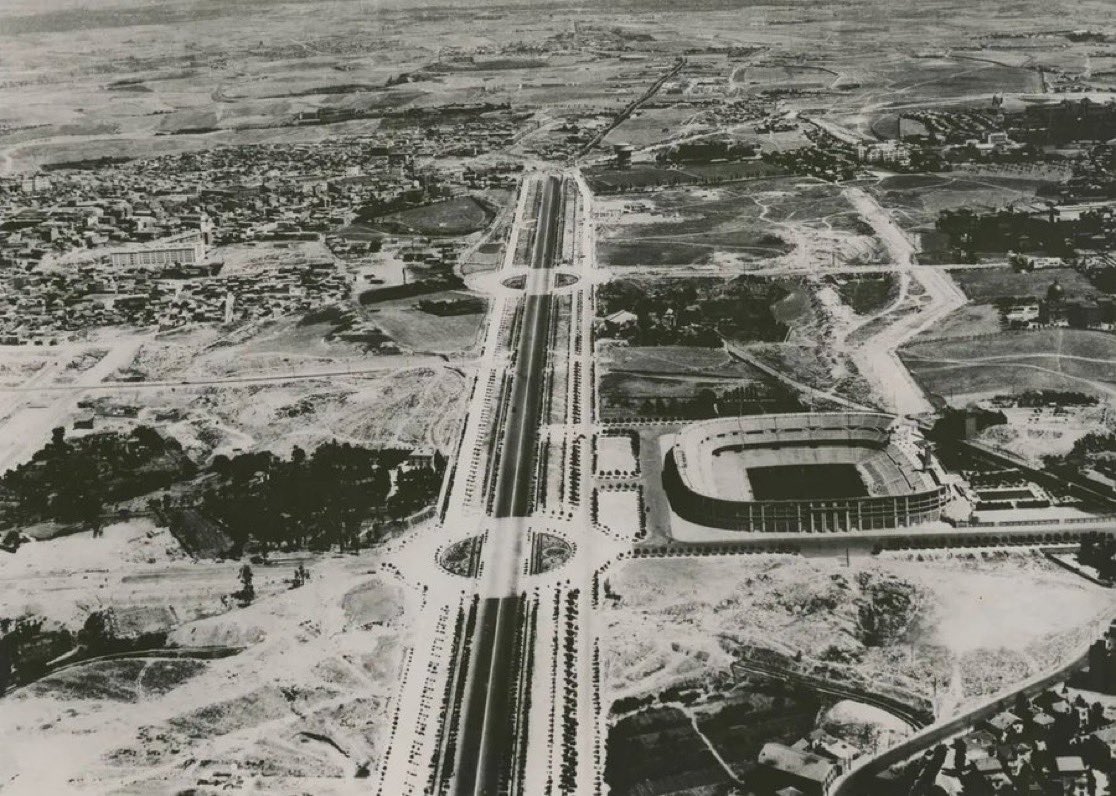 No entiendo como se les ocurrió al Real Madrid hacer un campo de fútbol en el mismísimo centro de una ciudad sabiendo que iban a molestar a los vecinos.