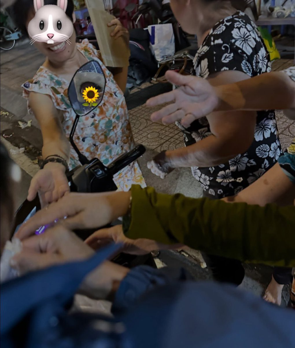 CharlotteVnUni's tweet image. Give love, 🤍
I really like the feeling of carrying the image of my little Charlotte going everywhere to do something meaningful and warm like this🌻🐰🤍 @itscharlotty
#ชาล็อตออสติน #CharlotteAustin
