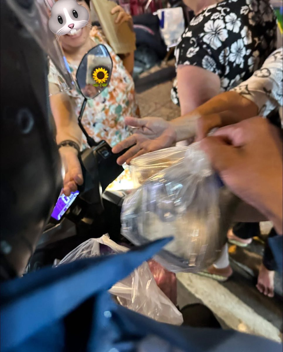 CharlotteVnUni's tweet image. Give love, 🤍
I really like the feeling of carrying the image of my little Charlotte going everywhere to do something meaningful and warm like this🌻🐰🤍 @itscharlotty
#ชาล็อตออสติน #CharlotteAustin