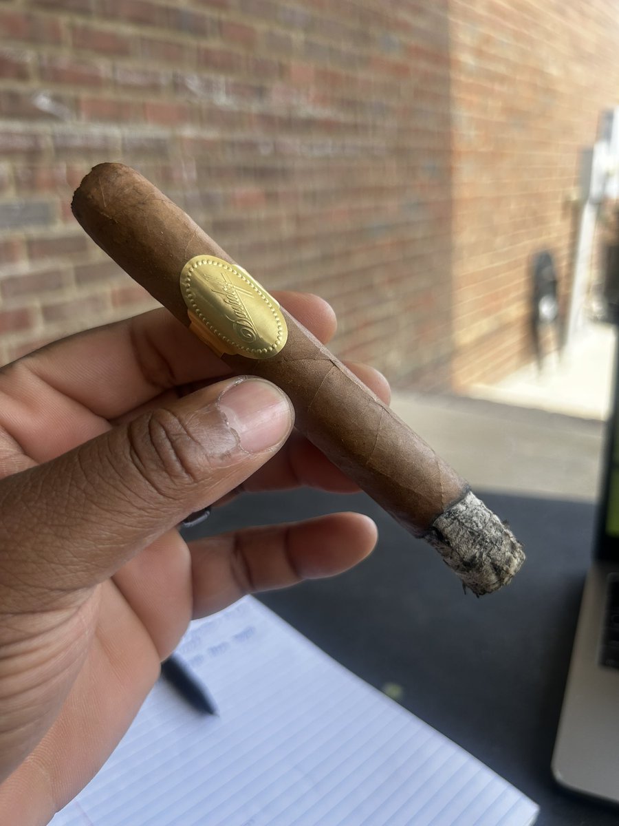 CoachCoreyD's tweet image. I started this cigar journey 5 years ago and this was one of the very first smokes gifted to me!
5 years later and I finally cracked it open! It definitely didn’t disappoint!
@Davidoff_Cigars 🍂🔥💨