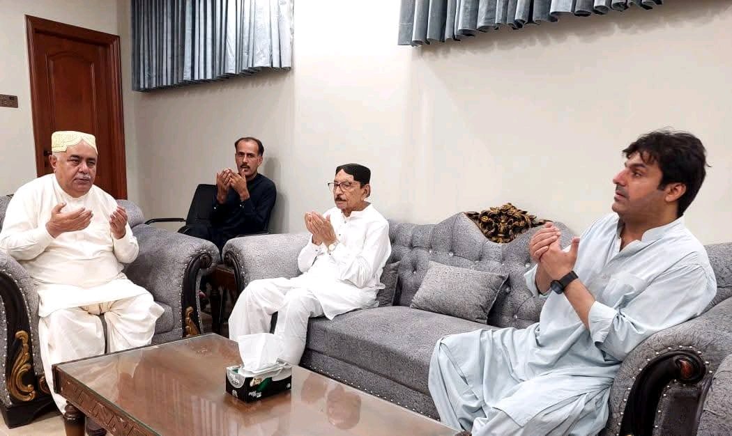 manangh233's tweet photo. Tandoallehyar: PPP Senior Leader &amp; Former Chief Minister of Sindh Syed Qaim Ali Shah Jillani &amp; MNA Dr Nafisa Shah Jillani Offered Condolence With MNA Zulfiqar Sattar Bachani On Sad Demise Of His Father Ex MPA Late Abdul Sattar Bachani At Bachani House Tandoallehyar.
@ShahNafisa https://t.co/DIdYH3Trgd