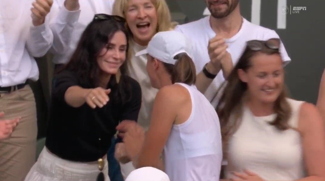 Iga Swiatek with Courtney Cox after winning Wimbledon. 

She’s a huge Friends fan. 

On cloud 9 today. 🥹