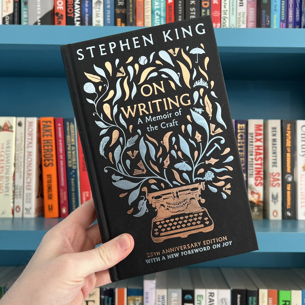 The one book anyone who’s interested in writing. Even if you’re not a Stephen King fan, this is an essential piece of writing.

This gorgeous anniversary edition is in stock now!

bertsbooks.co.uk/product/on-wri…