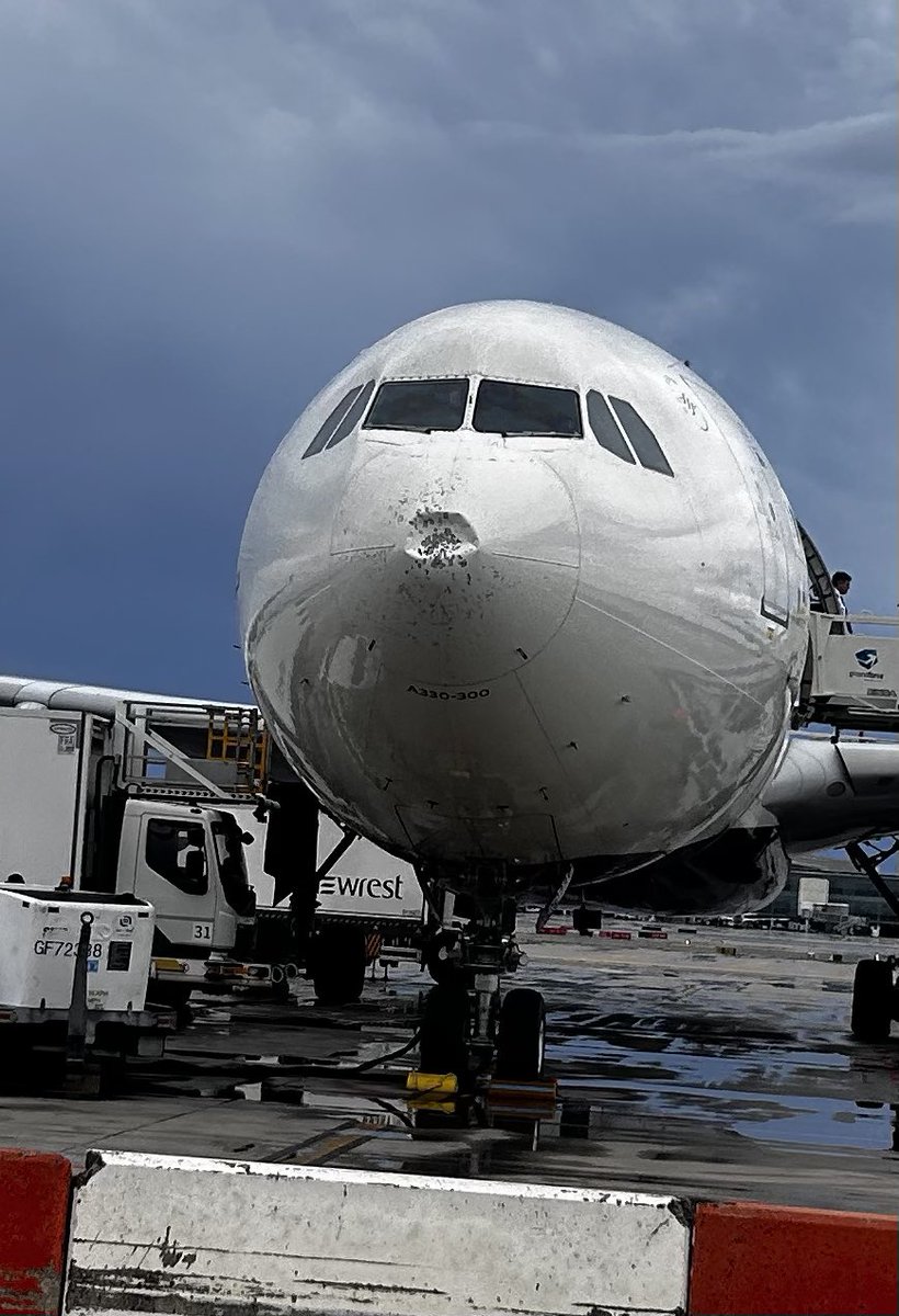 😉Controladores Aéreos 🇪🇸 (@controladores) on Twitter photo Así ha quedado el radomo del A330 que ha sufrido impacto de granizo tras despegar del aeropuerto de Barcelona.
Han aterrizado de nuevo en el aeropuerto sin más incidencias.
#SafetyFirst
Gracias a <a href="/locaeropuerto/">Loca Aeroportuaria</a> por la imagen. Así ha quedado el radomo del A330 que ha sufrido impacto de granizo tras despegar del aeropuerto de Barcelona.
Han aterrizado de nuevo en el aeropuerto sin más incidencias.
#SafetyFirst
Gracias a <a href="/locaeropuerto/">Loca Aeroportuaria</a> por la imagen.