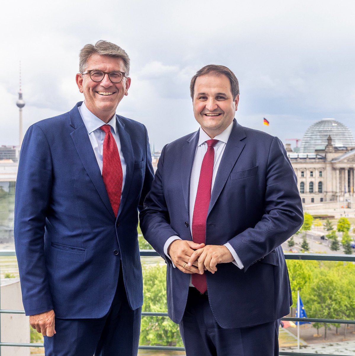 Vielen Dank für den herzlichen Empfang und den guten Austausch, lieber Wolfram Weimer! Ob Filmförderung oder Digitalabgabe: Um unseren Film- und Medienstandort Deutschland zu schützen &amp; zu stärken, wollen wir gemeinsam vom Reden ins Handeln kommen. #NRW Packt dafür mit an.