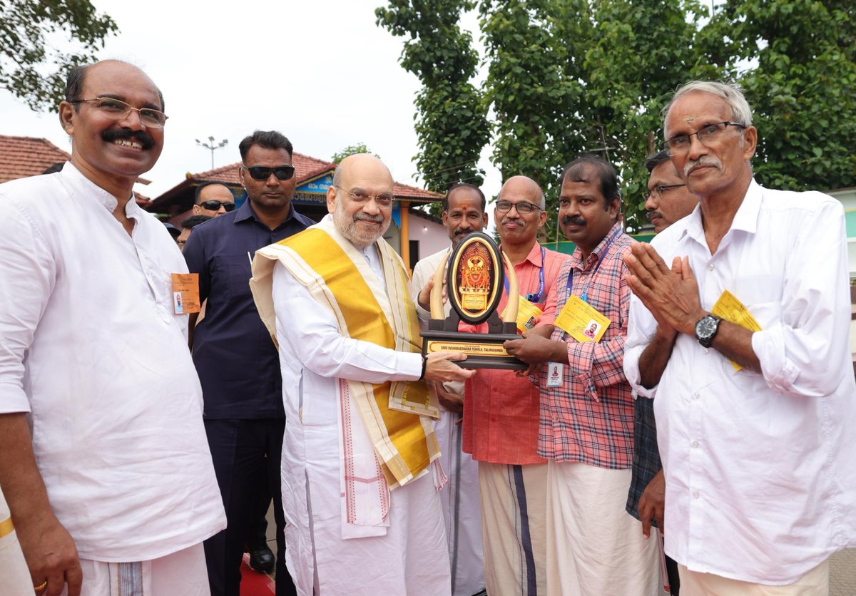 Offered pooja at Sree Rajarajeswara Temple, in Taliparamba, Kerala. May the grace of Bhagwan Shiv and Mata Parvati shower happiness and well-being on all.

തളിപ്പറമ്പ് ശ്രീ രാജരാജേശ്വര ക്ഷേത്രത്തിൽ ദർശനം നടത്തി. ഭഗവാൻ ശിവന്റെയും പാർവതി ദേവിയുടെയും അനുഗ്രഹം