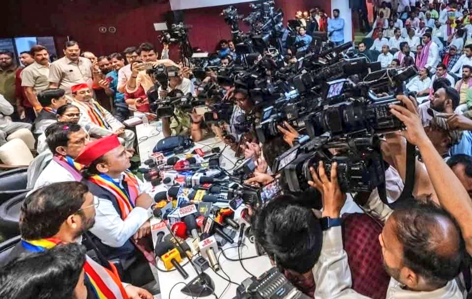 मोदी जी की ऐसी एक फोटो भी मिले तो भेजना...