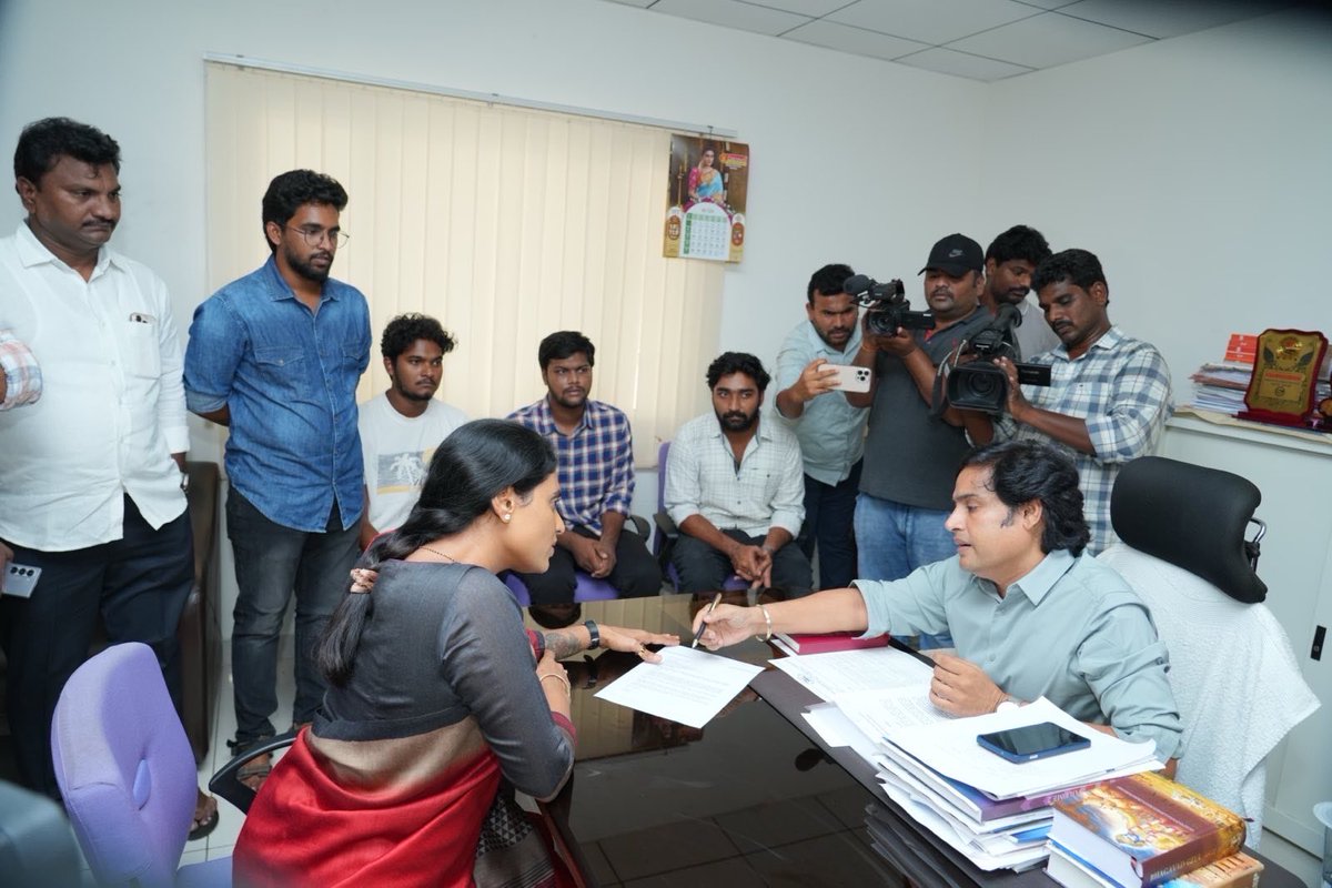 కడపలోని YSR ఆర్కిటెక్చర్ అండ్ ఫైన్ ఆర్ట్స్ యూనివర్సిటీ విద్యార్థులతో కలిసి నేడు విజయవాడలో COA ఉన్నతాధికారులను కలవడం జరిగింది. 2020 లో యూనివర్సిటీ ప్రారంభించిన దగ్గరనుంచి 3 ఏళ్ళ పాటు అడ్మిషన్లు పొందిన వారికి ఇంకా COA అనుమతులు రాని కారణంగా వాళ్ళ భవిష్యత్ ప్రశ్నార్థకంగా మారిందని,