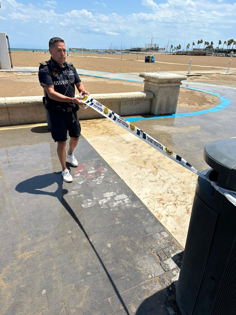 policialocalvlc's tweet image. Durante el día de hoy las playas de la ciudad de Valencia permanecerán cerradas ⛔️🏖️