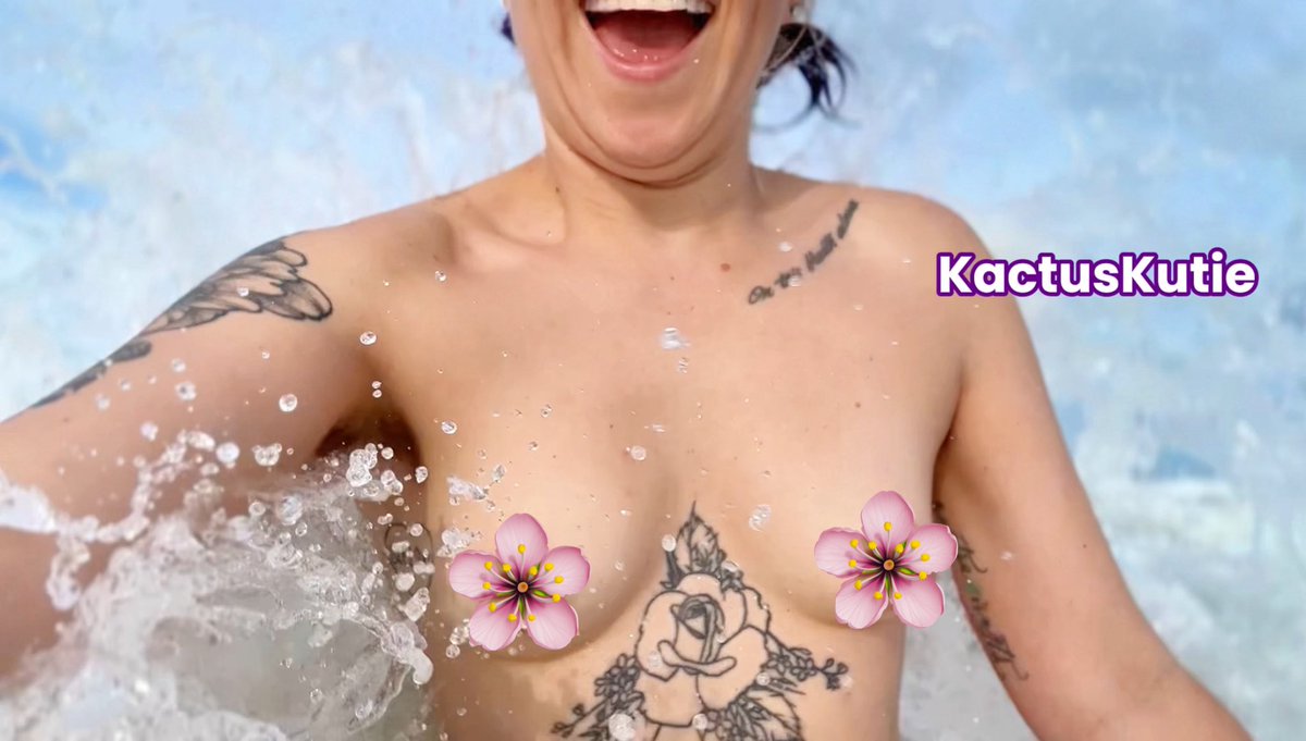 splish splash at the nude beach 🏖️💦