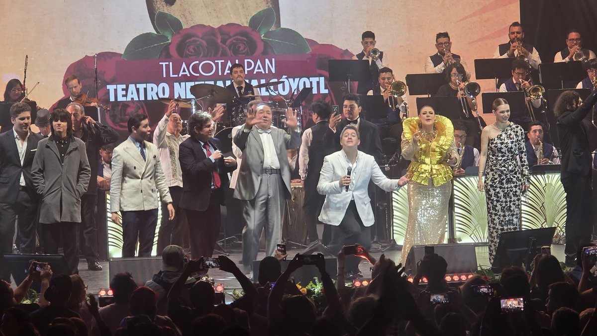 Desde el 👉🏻 Teatro de la Reforma en Veracruz, vivimos el 2.º día del Festival Internacional del Bolero 🎼

Rodrigo de la Cadena, la Orquesta Mexicana del Bolero e invitados brillaron en la Gala Internacional del Bolero.

#VeracruzEstáDeModa ✨