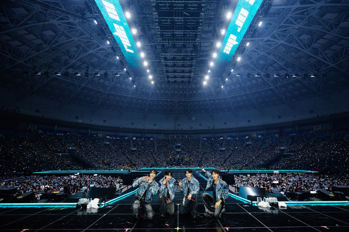 Highlight_AUent's tweet photo. [📸] HIGHLIGHT LIVE 2025 [RIDE OR DIE] DAY 2

오늘도 함께 달려준 든든한 우리 편에게 가장 하고 싶은 말!
어쩌면 좀 뻔하지만 하이🩶라이트에게는 전부인 그 말, 사랑해❤️
우리 평생을 함께 사랑하고 함께 빛나요💡💙💛💚💜🌹

#RIDE_OR_DIE
#하이라이트 #HIGHLIGHT
#비스트 #BEAST
#윤두준 #YOONDUJUN
#양요섭 #YANGYOSEOP
#이기광 #LEEGIKWANG
#손동운 #SONDONGWOON