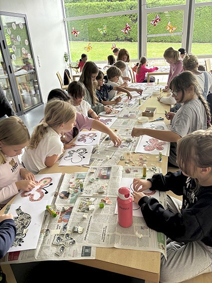 We were at the Bludenz Community Days! 32 kids, ages 5–8. 🎨 Activity 1: Stamp Collage
Old stamps and zero fear.
The result? Abstract masterpieces.
👉 bit.ly/40SoeBt
<a href="/lbigfoot/">Lawrence Fisher</a> <a href="/GaryLoew/">Gary Loew</a> <a href="/SLSSP1822US/">AB🇺🇸-Philately</a> <a href="/stampden/">Peter</a> <a href="/jmlynek/">Jack Mlynek 🇨🇦💉💉 💉 💉💉💉</a> <a href="/ForPhilately/">Philately for Future</a> <a href="/Philatelovely/">Philatelovely. John</a> <a href="/DigiPhilatelist/">The Digital Philatelist</a>