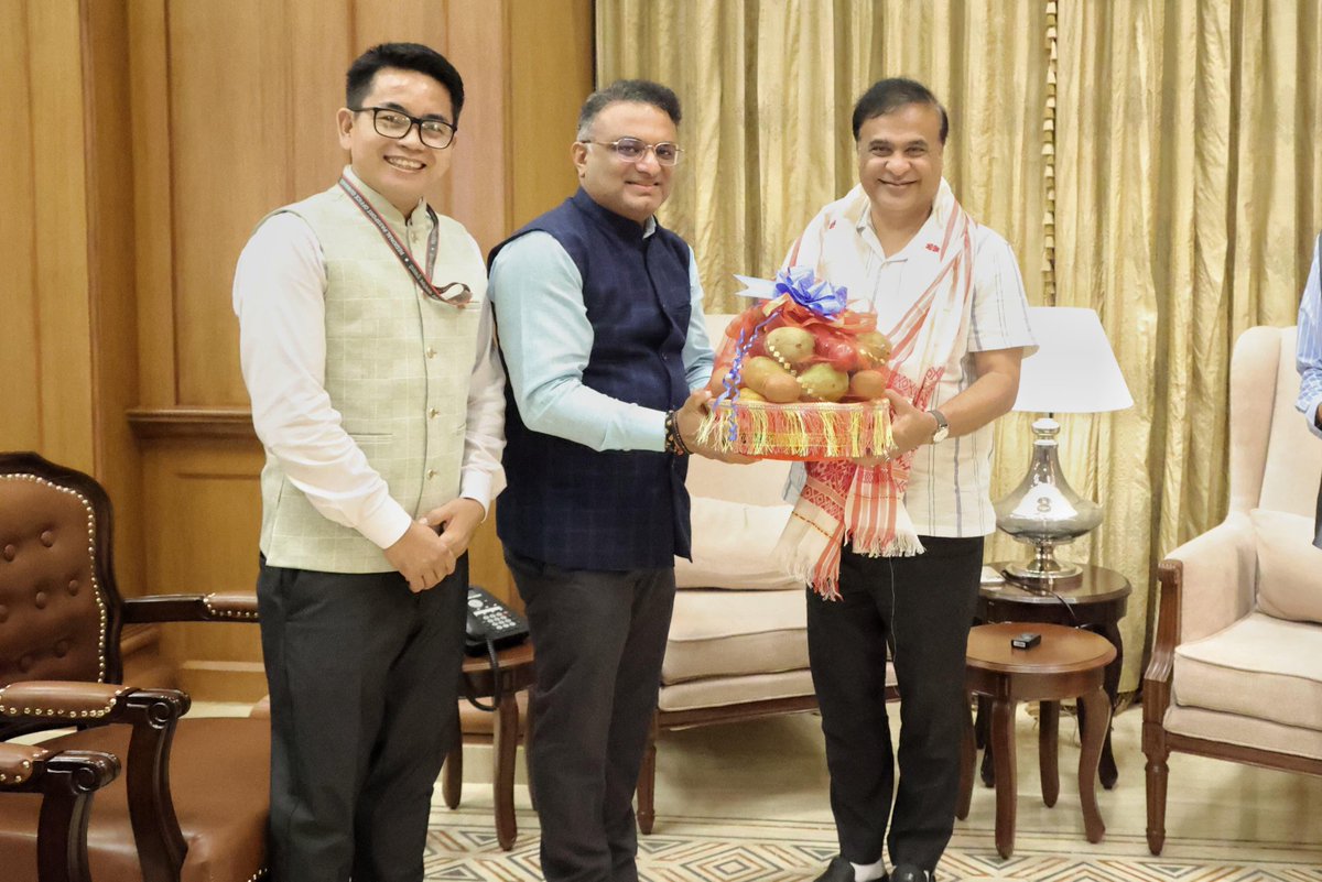 PassportSeva Support (@passportsevamea) on Twitter photo Joint Secretary (PSP) & CPO <a href="/drkjsrini/">Dr K J Srinivasa</a> paid a courtesy call on Hon Governor of #Assam <a href="/AssamRajbhavan/">Raj Bhavan, Assam</a> @laxmanacharya54 and Hon #CM <a href="/CMOfficeAssam/">Chief Minister Assam</a> Himanta Biswa Sarma briefing them on the successful passport issuance and delivery mechanisms of <a href="/MEAIndia/">Randhir Jaiswal</a> with new initiatives and Joint Secretary (PSP) & CPO <a href="/drkjsrini/">Dr K J Srinivasa</a> paid a courtesy call on Hon Governor of #Assam <a href="/AssamRajbhavan/">Raj Bhavan, Assam</a> @laxmanacharya54 and Hon #CM <a href="/CMOfficeAssam/">Chief Minister Assam</a> Himanta Biswa Sarma briefing them on the successful passport issuance and delivery mechanisms of <a href="/MEAIndia/">Randhir Jaiswal</a> with new initiatives and