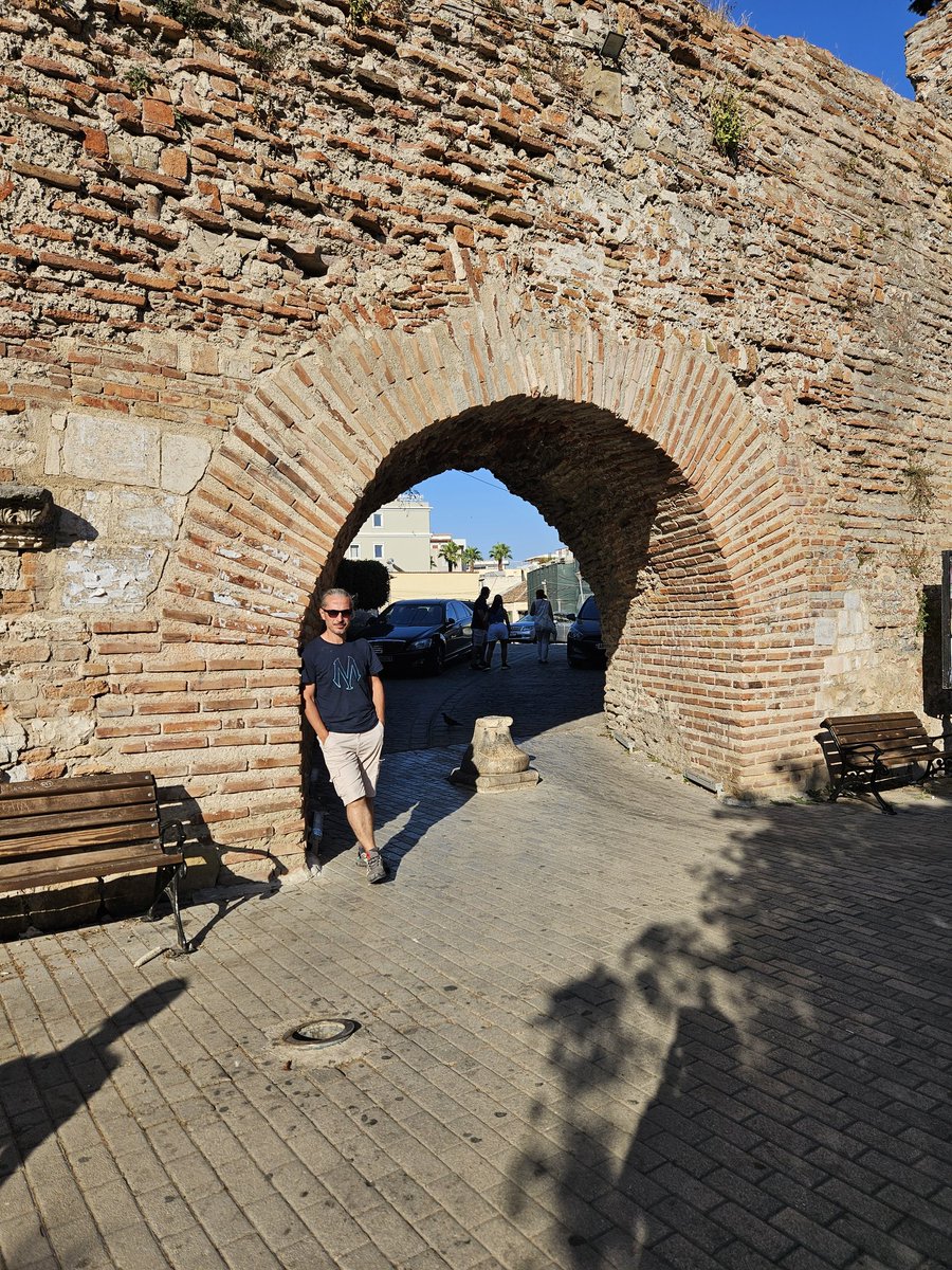 Via Egnatia'nın Adriyatik başlangıç noktası, dolayısıyla Birinci Haçlı Ordusunun toplanma noktası. Ama yağmalanmaktan kurtulamayan şehir.
