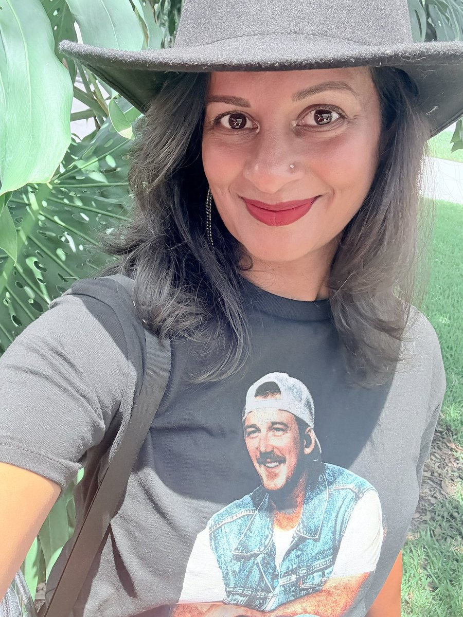 Never be afraid to step out of your zone and do things solo! If you wait for someone else, you’re going to miss out. Enjoying this summer recharge time with a country concert 🎶🤠 #summer #adminoffduty