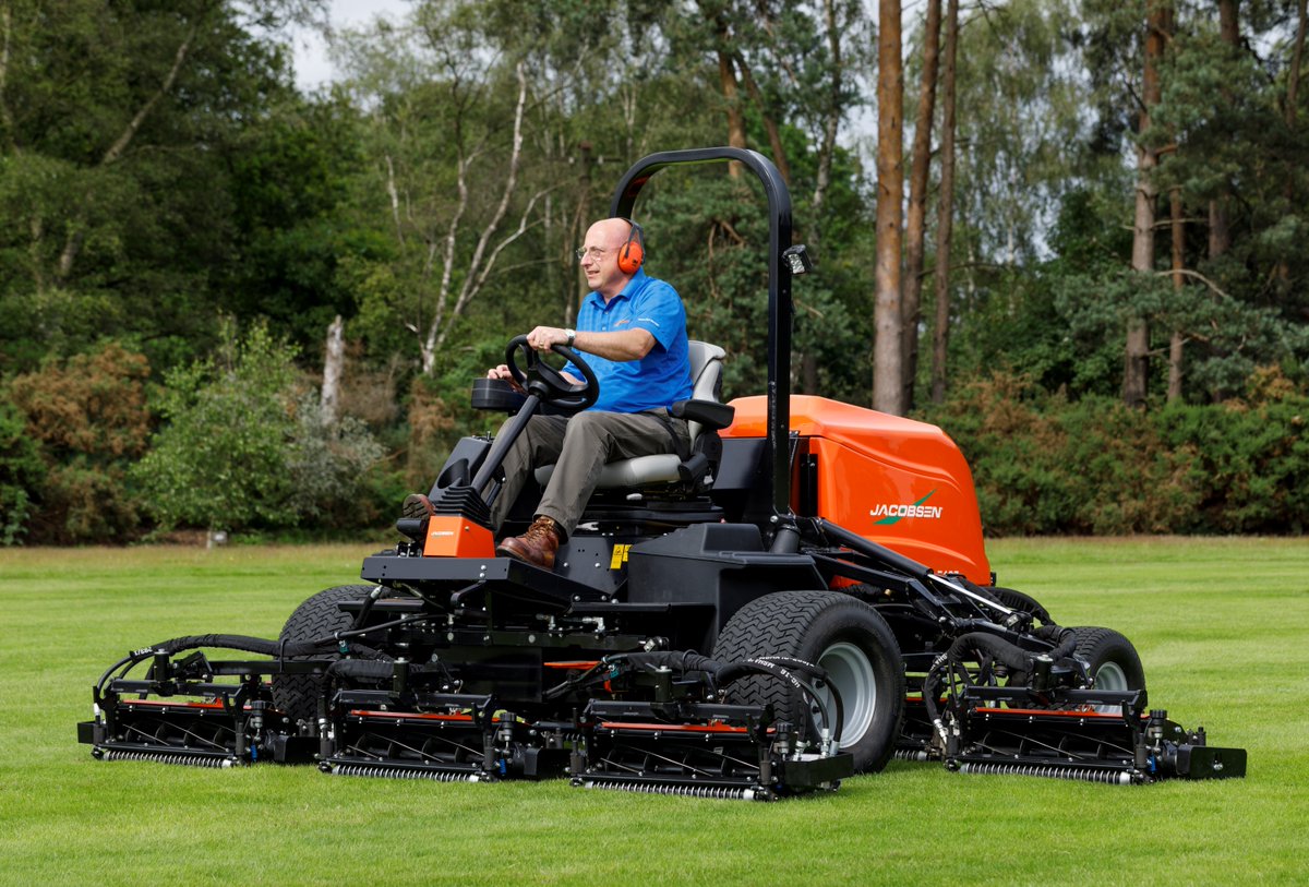 The powerful F407 was designed for high productivity and a high-quality finish!

It features an arm-rest mounted joystick for easy control of cutting units, and a high-back suspension seat, minimizing operator fatigue.

Discover more today 👉 bit.ly/4hBzJUe

#Jacobsen