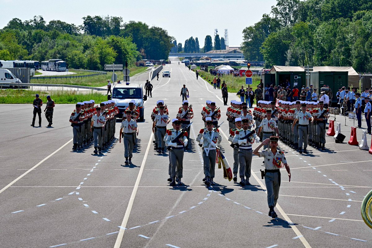 2e REP - 2e régiment étranger de parachutistes (@2repofficiel) on Twitter photo Sur les Champs-Elysées et à Satory, le <a href="/2REPOfficiel/">2e REP - 2e régiment étranger de parachutistes</a> termine les répétions.
Les légionnaires parachutistes vous donnent rendez-vous lundi #14juillet entre le Grand Palais et la Madeleine, ou à la télévision. Sur les Champs-Elysées et à Satory, le <a href="/2REPOfficiel/">2e REP - 2e régiment étranger de parachutistes</a> termine les répétions.
Les légionnaires parachutistes vous donnent rendez-vous lundi #14juillet entre le Grand Palais et la Madeleine, ou à la télévision.