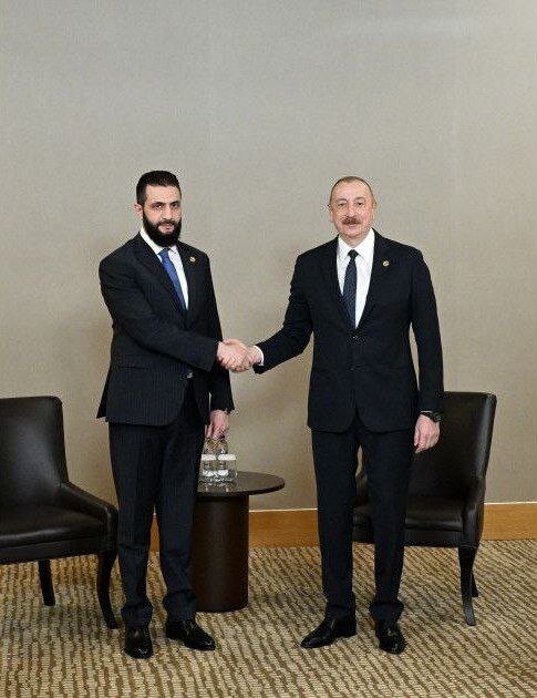 این همان دستی نیست ک چند روز پیش با پزشکیان دست داد؟!