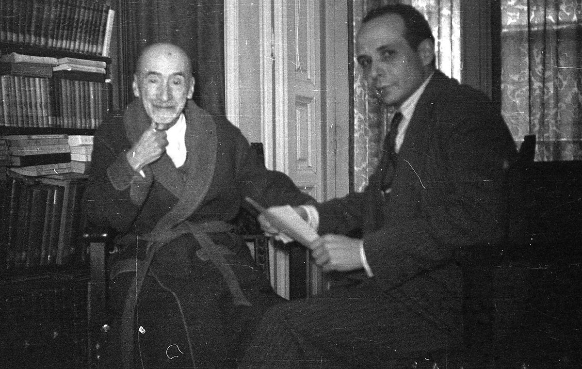 Como complemento de la foto que publiqué ayer, publico ahora tres nuevas fotos del reportaje y entrevista que hizo José Fernández a Jacinto Benavente en su piso de Atocha 26 en 1949. El escritor aparece en bata casera tan de moda en aquellos años. Fotos en mi custodia.