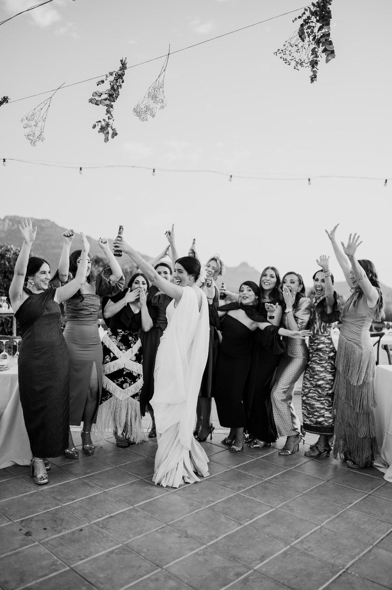 GPCA6's tweet photo. Sentirte eslabón de una cadena te hace bien porque todos necesitamos formar parte de algo, de alguien. Nuestra vida es una joya y las piezas que la componen son esas personas que forman parte de nuestra familia, los que son amigos, y... ¿somos conscientes de su valor? 💘 Boda P&amp;A https://t.co/QbEbi9W7I6