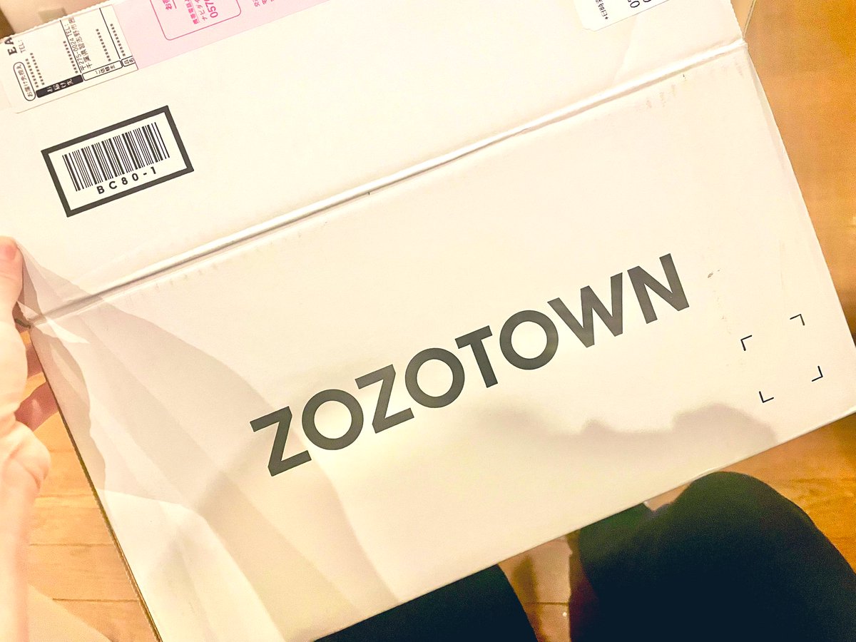 8656rin's tweet image. ZOZOTOWNからまさかの白箱！！！
都市伝説じゃなかった！笑
10万ポイントで毎年諦めてたちょっとお高いアウターがほしい…🫣！

注文番号1868593893(念のため🙏🏻)
javaのワンピースとワイドスエットと
谷間作ってくれる下着。笑
買ったよー！！

どうかどうかご縁がありますようにー！！

#ZOZOSALE箱CP