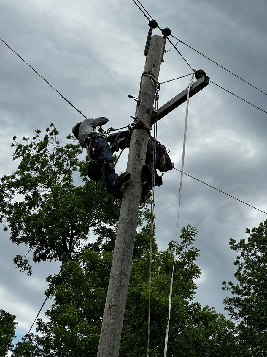 PSOklahoma's tweet image. Crews are evaluating storm damage and responding to outages as quickly as possible. Thank you for your patience as they work safely to get the lights on!
⚠️Stay away from downed power lines
⚡Call 888-218-3919 to report safety hazards