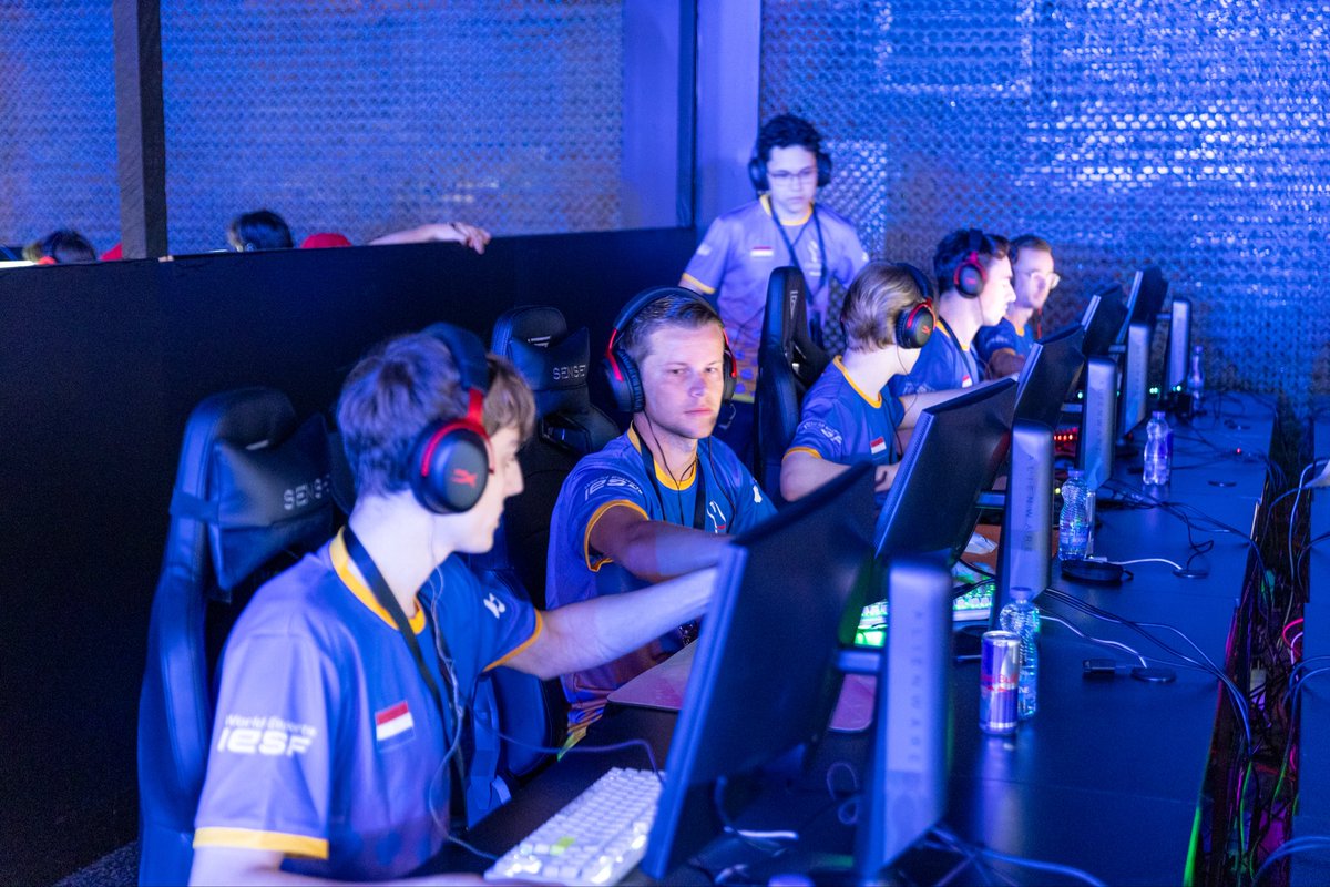Out of EEC Kosovo 2025 🇽🇰

Happy with playoffs but you always dream for more.

Very thankful for the opportunity to come as a coach. Tried to help the team the best I could but it was hard.

See you next time, hopefully 

🇳🇱🧡