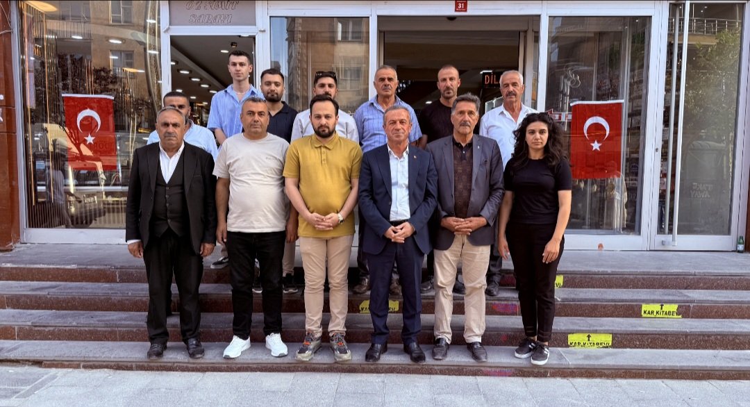KayaZeydin's tweet photo. 📍Hakkari 

✅ Bugün Bayram Etmeli 

Cumhurbaşkanımız, Genel Başkanımız Sayın Recep Tayyip ERDOĞAN;

"Dün itibariyle 47 yıllık terör belası sona erme sürecine girmiştir. 

Bugün unutmayalım yeni bir gündür. 

Bugün tarihte yeni bir sayfa açılmıştır."

"Bırakınız tedirgin olmayı, aziz milletimizin her biri bu tablodan dolayı sevinmeli, bayram etmeli. Türkiye’nin her sokağı, caddesi, her hanesi ay yıldızlı bayrağımızla donatılmalıdır”
çağrısı doğrultusunda;

AK Parti Hakkari il, ilçe binalarımıza şanlı bayrağımızı büyük bir gururla astık. 

Kıymetli vatandaşlarımıza, esnaflarımıza bugünün önemini anlattık, bayrağımız hediye edip şehrimizi Al Bayraklarımızla süslüyoruz.

Bu bayrak bizim istiklalimizdir, birliğimizdir, kardeşliğimizdir.

Cumhurbaşkanımız, Genel Başkanımız Sayın @RTErdogan;

"Bu ülkenin her bir vatandaşı, ister Türk olsun, ister Kürt, ister Arap, ister Sünni, ister Alevi, sağcı-solcu, zengin-fakir…

Devlet karşısında birinci sınıf vatandaştır."

"Türkiye Cumhuriyeti hepimizin ortak yuvası, ortak çatısıdır.

86 milyon biriz, beraberiz, ezelden ebediyete kadar kardeşiz.

Tüm farklılıklarımıza rağmen hep birlikte Türkiye’yiz."

Biz biriz, biz hep beraber Türkiye’yiz. 🇹🇷

@Akparti
@abuyukgumus
@MustafaAlkayis 
@byildiz63