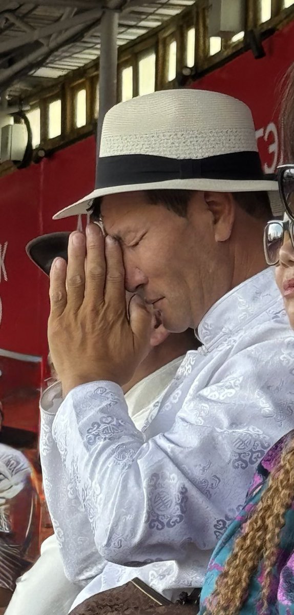 Өдөржин хамт бөх үзсэн нэг хүн хажууд зальбираад байсан та хэний төлөө зальбараад байнаа гэсэн Батмагнайгийн аав нь байна гэдийм 
Аавын зальбирал заавал биелдэг юм байна