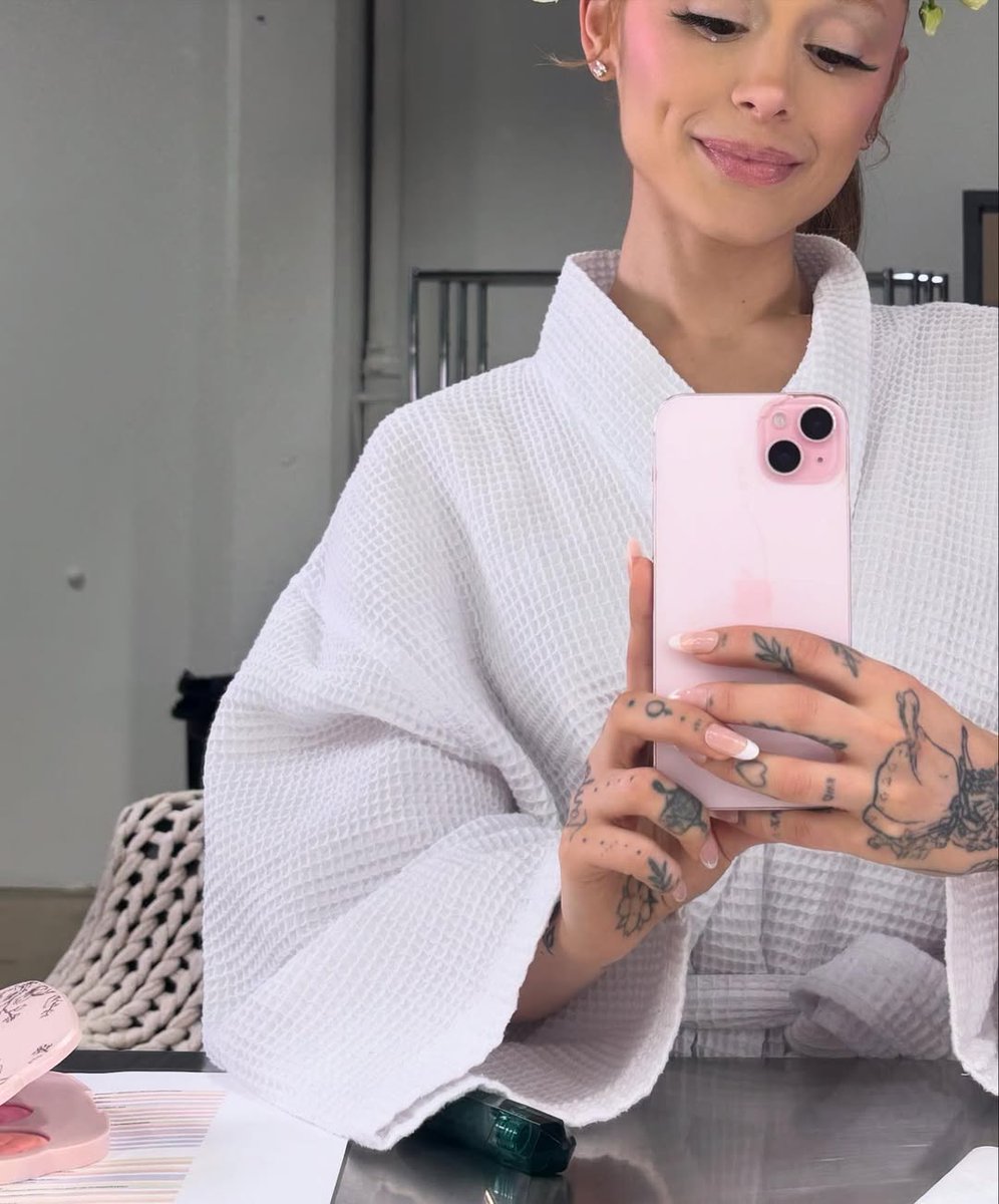 arianagrandebr's tweet image. APARECEU! Ariana Grande via Instagram.