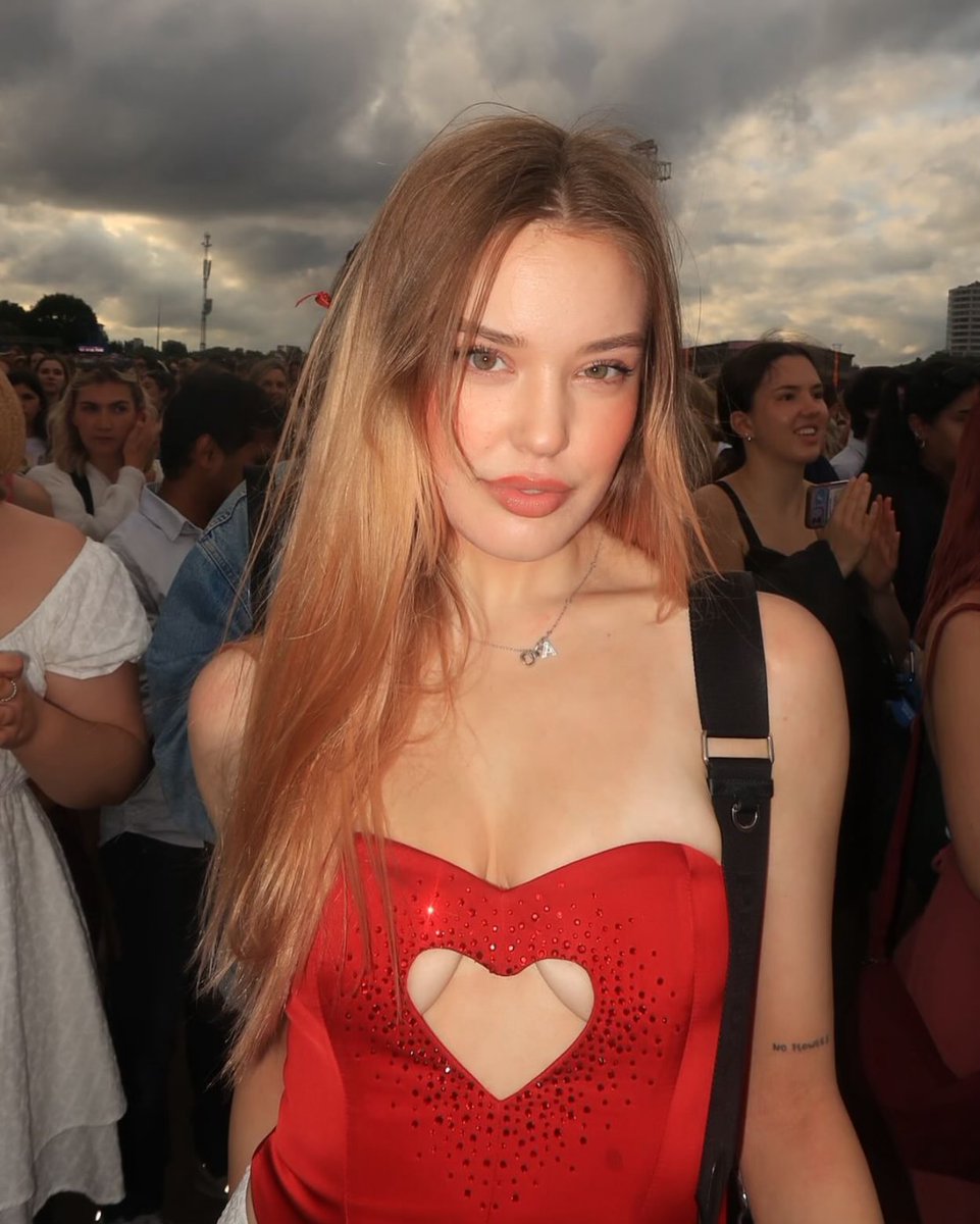 lexiethinkr's tweet image. literally so sabrina coded