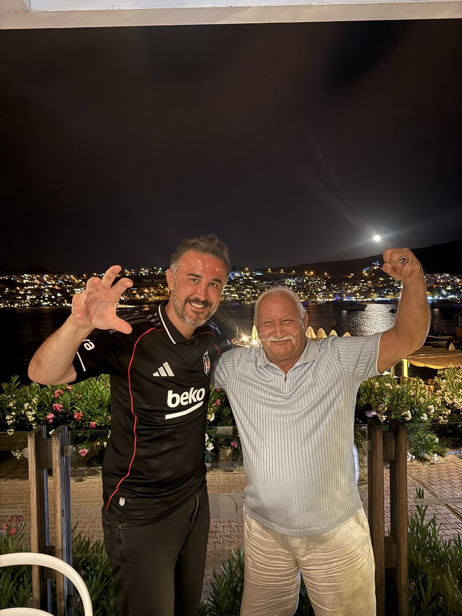 Mumtaz artık reıs degıl yenı takımı bjk yenı arkadasları bjk yorumcuları ıle mutlu olsun takıp etme ettırme engelle engellettır artık ıcımızde ısı yok