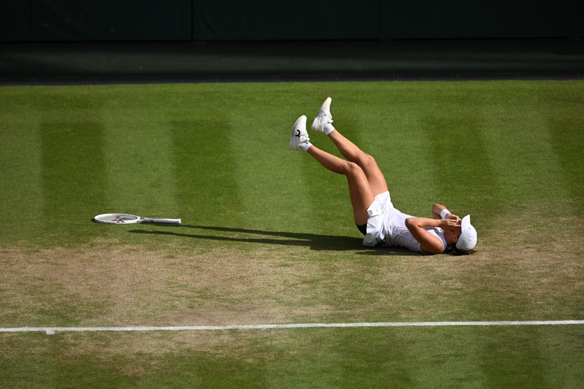 Unbelievable tennis by Iga Swiatek. She wins the first title in #Wimbledon2025 with demolishing two bagels score 6:0 6:0 against Amanda Anisimova. 

Unbelievable! 

Iga has a lot of issues to deal with this season, but her perseverance and mental toughness carried her through to